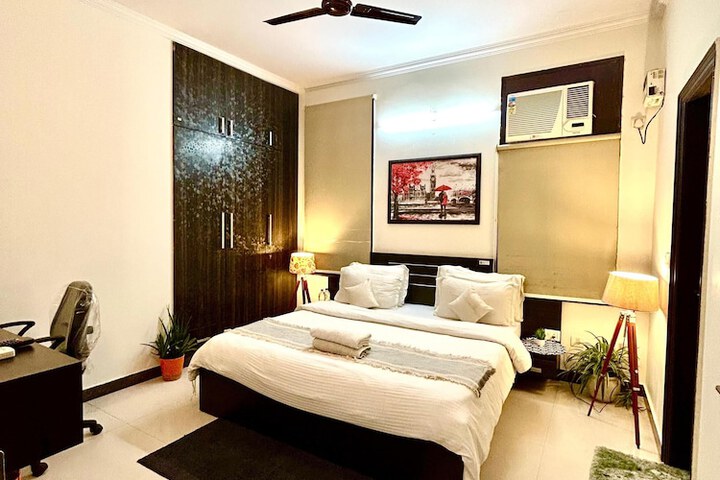 Room 4 of 9