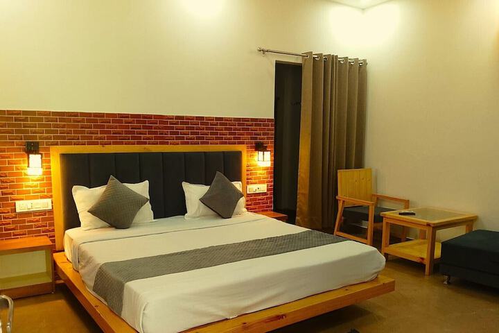 Room 7 of 32