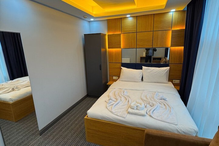 Room 5 of 6