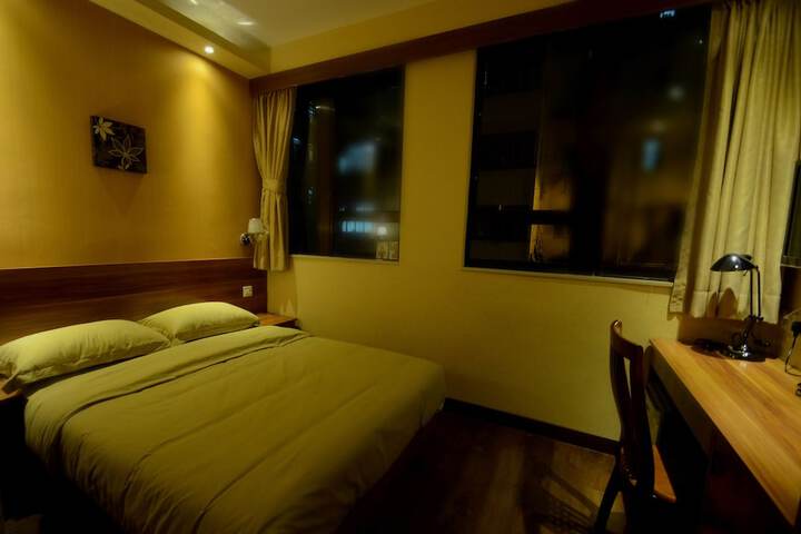 Room 7 of 18
