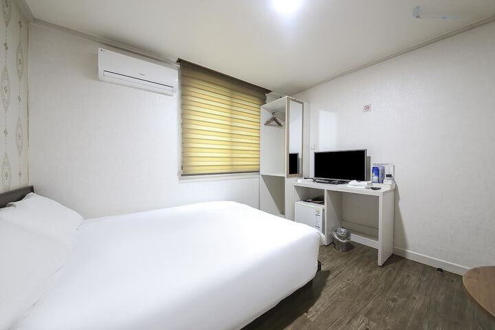 Room 5 of 13