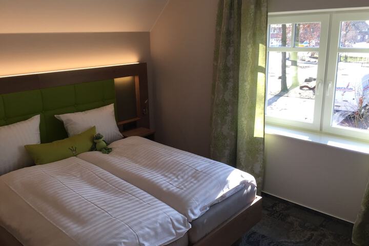 Room 11 of 102