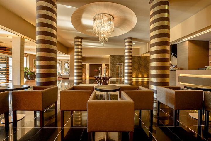 Entrance & Lobby
