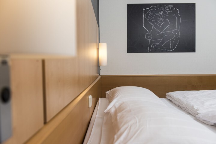 Room 4 of 46