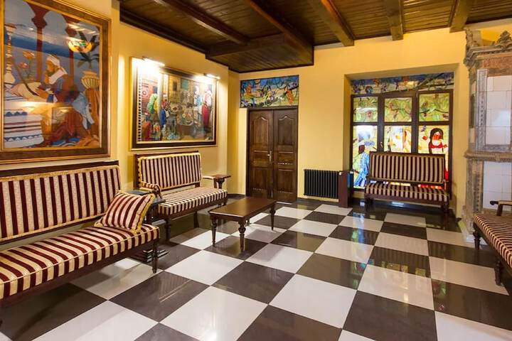 Entrance & Lobby