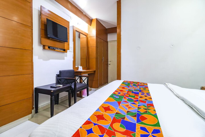 Room 10 of 28