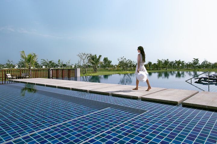 Pools & Facilities