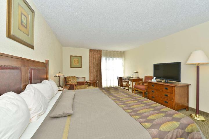2 Queen Beds Microwave and Refrigerator Work Desk WiFi Full Breakfast (3 of 8)