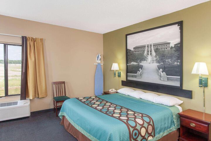 1 Queen Bed (4 of 13)