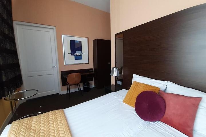 Room 6 of 43