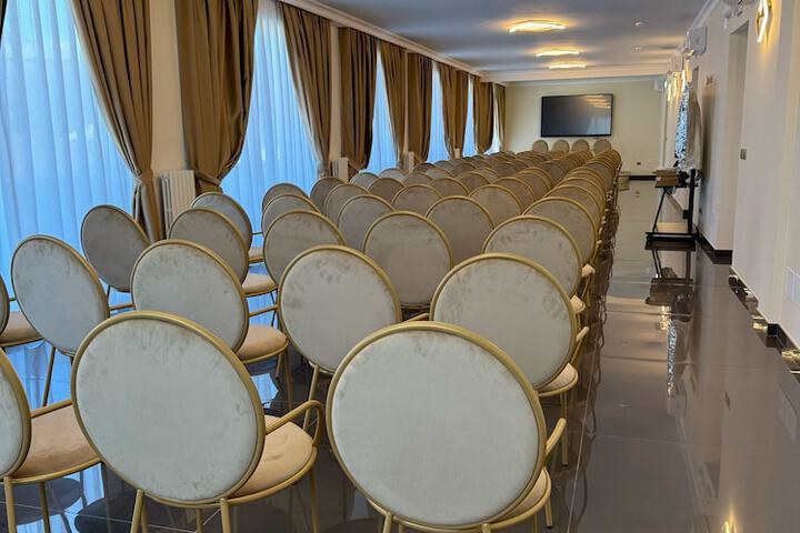 Business Center 16 of 19
