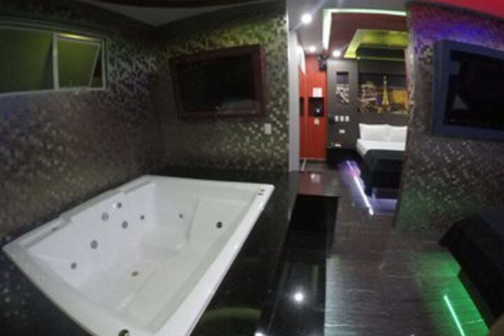 Hot Tub 69 of 78