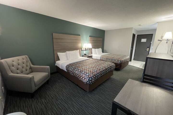 Double Room 2 Queen Beds Refrigerator, Microwave (6 of 15)