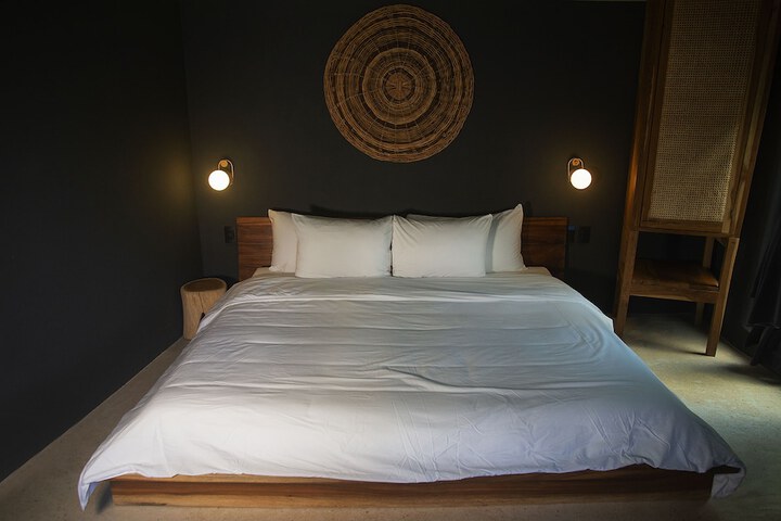 Room 6 of 33