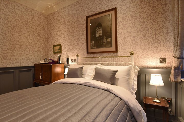Room 10 of 42