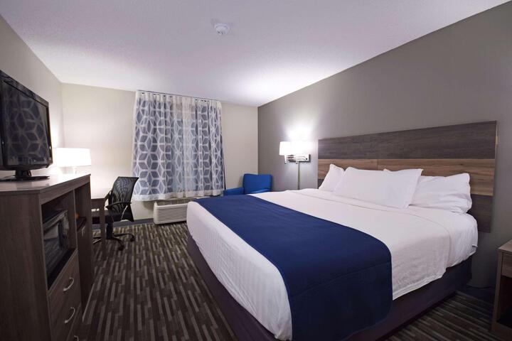 1 Queen Bed (15 of 22)