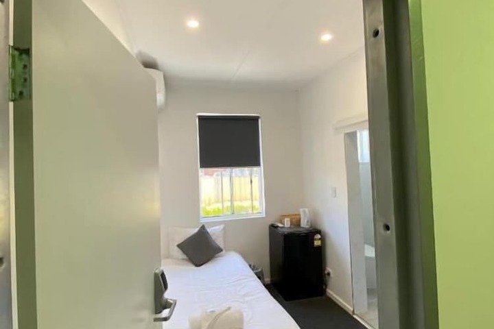 Room 9 of 16