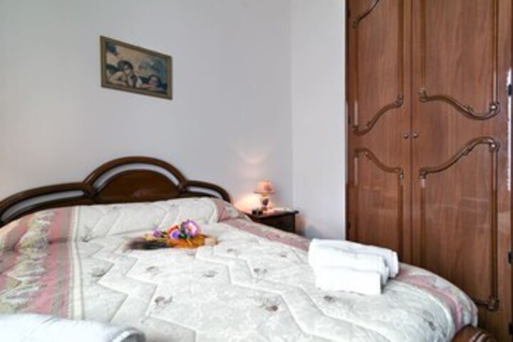 Room 10 of 27