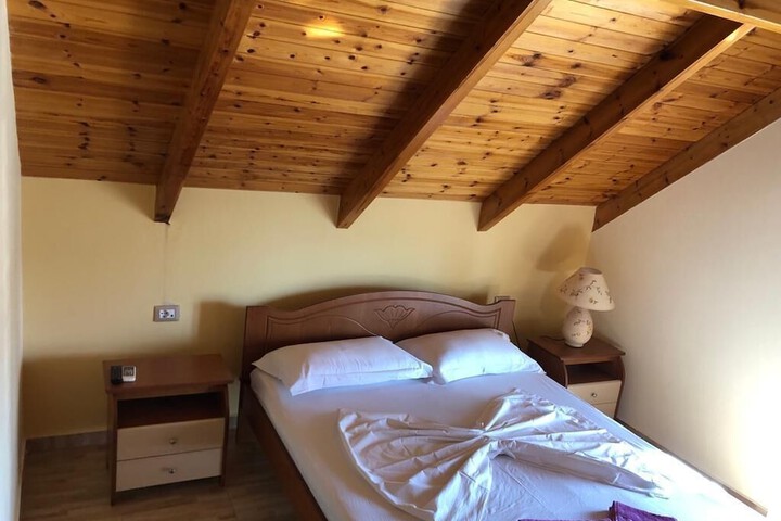 Room 6 of 11