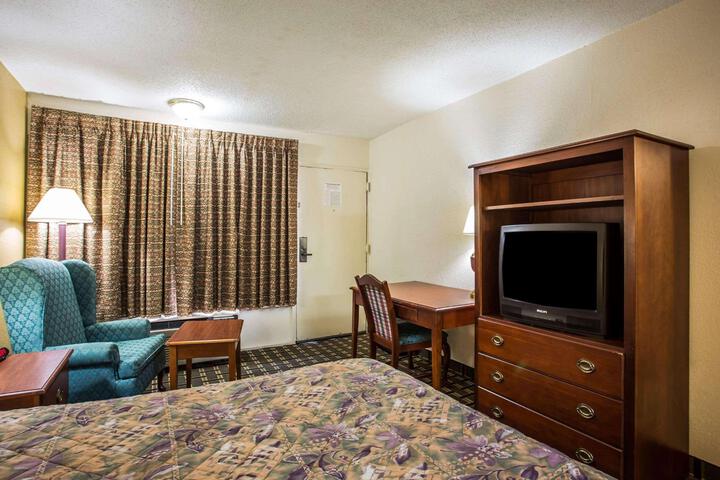 1 Queen Bed Accessible (2 of 10)