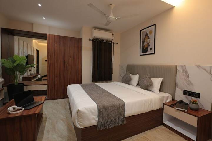 Room 13 of 42