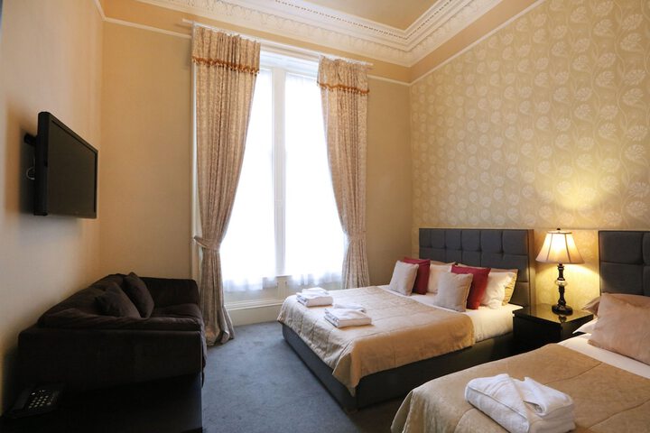 Room 10 of 32