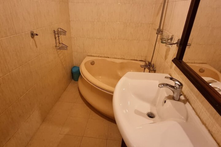 Room 6 of 10
