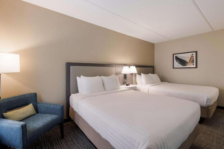 1 Queen Bed (6 of 8)