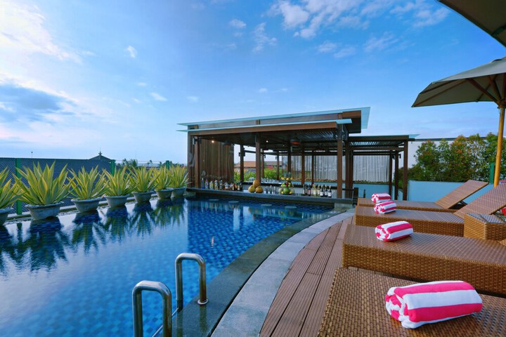 Hotel Pool