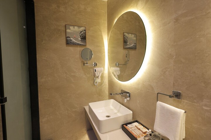 Room 33 of 48