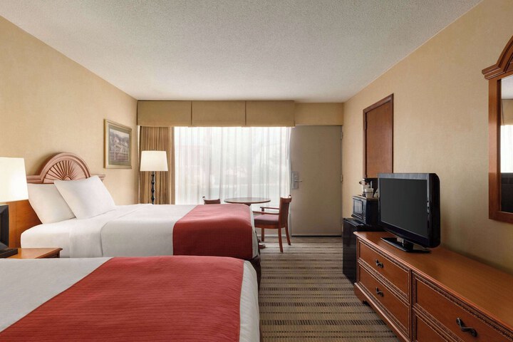 2 Double Beds (8 of 21)