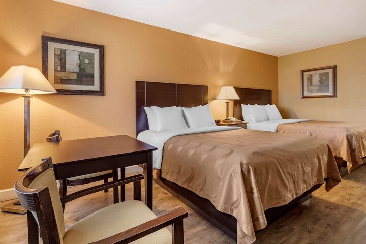 2 Queen Beds (2 of 6)