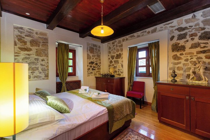 Room 15 of 120