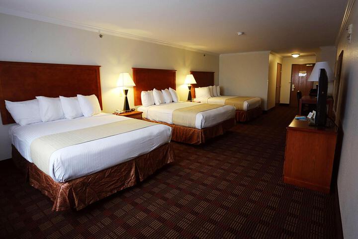 2 Queen Beds (3 of 7)