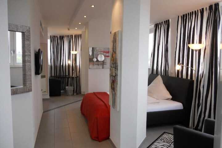 Room 4 of 33