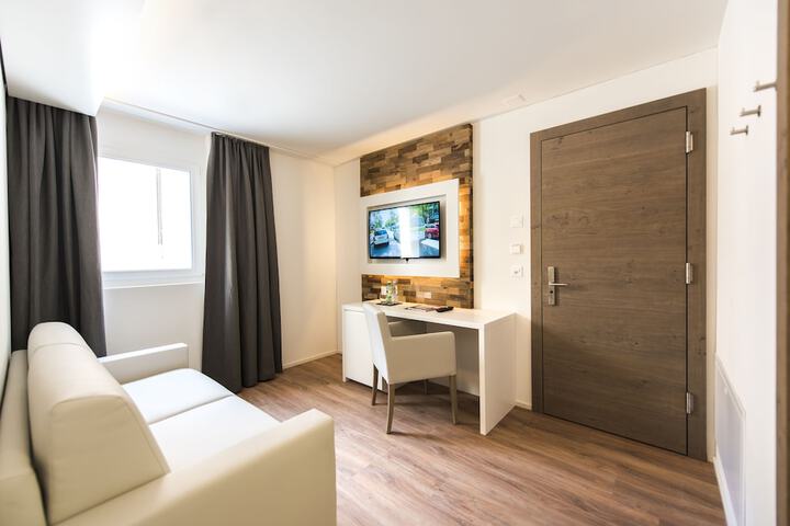 Room 21 of 37