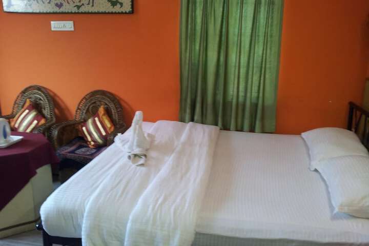 Room 4 of 16