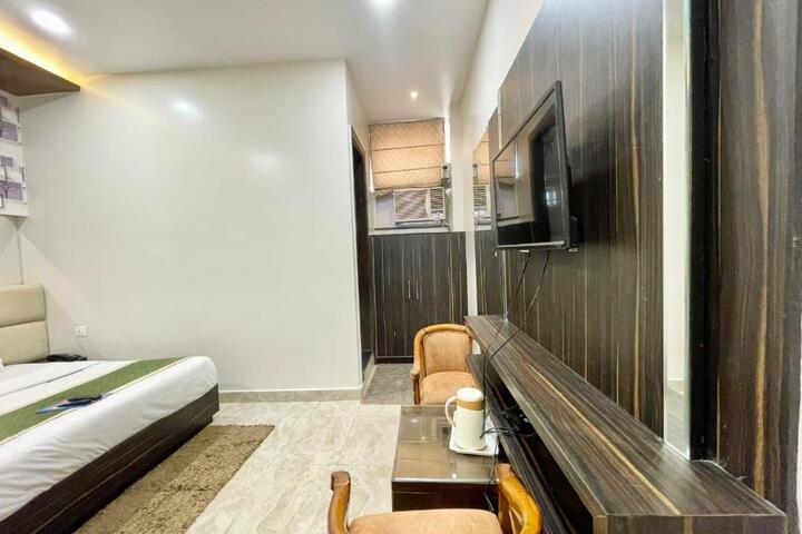 DhamStay Hotel L G Haridwar