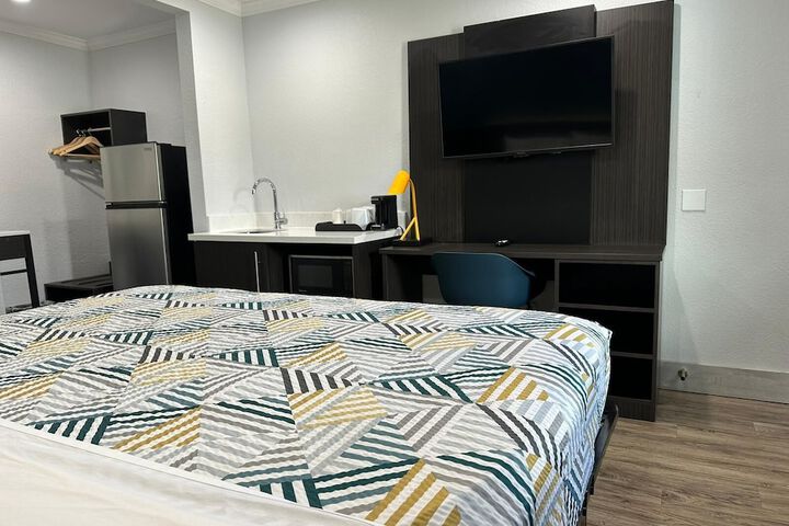 1 King Bed Micfridge (4 of 10)