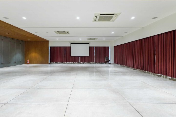 Ballroom/Hall 25 of 36