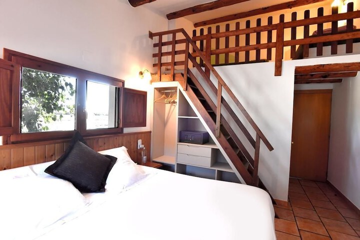 Room 4 of 32