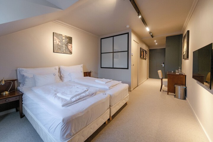 Room 5 of 103