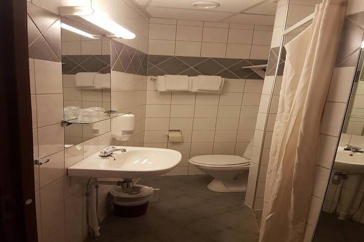 Room 32 of 53