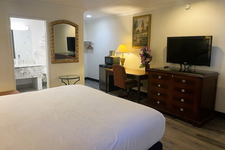1 King Bed (40 of 80)