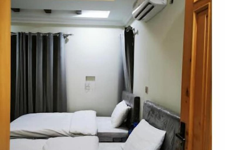 Room 5 of 9