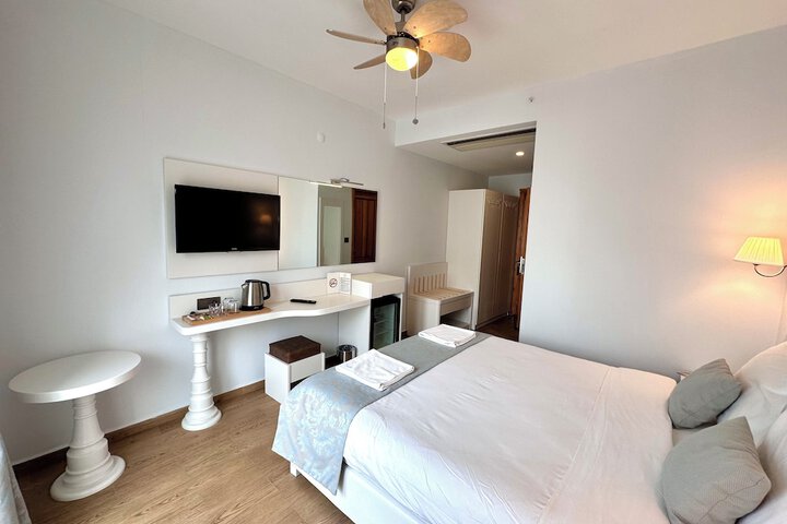 Room 4 of 33