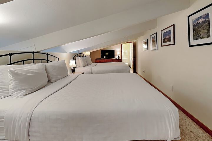 Room 208 of 893