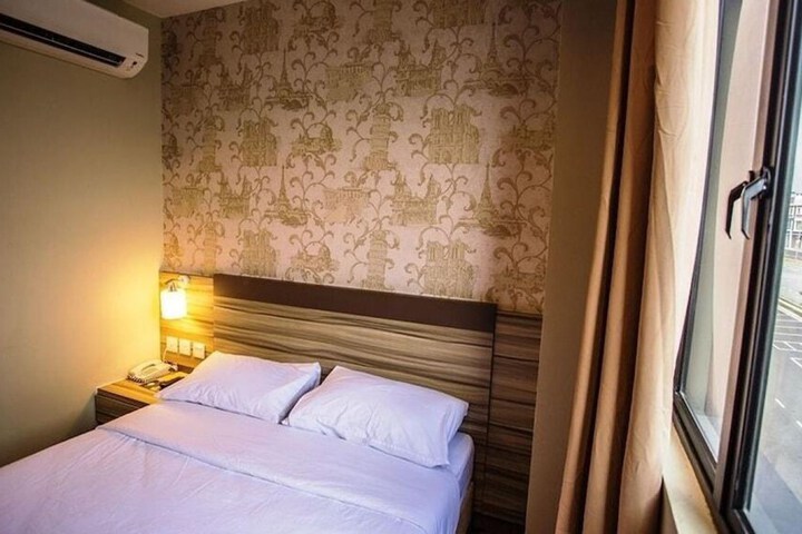 Room 10 of 30