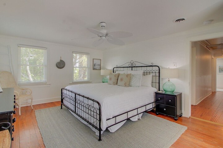 Room 2 of 36