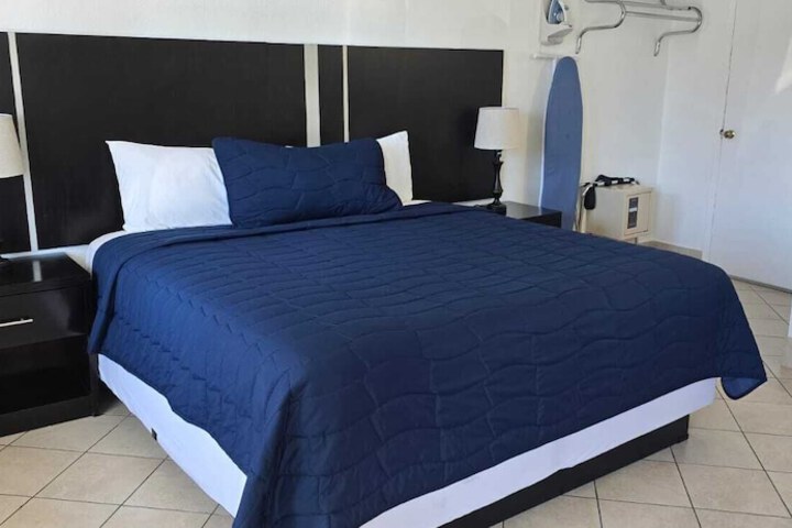 Room 8 of 25